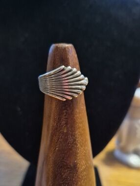 Silver Tone Shell-Style Sterling Ring - Sculpted Fan Design